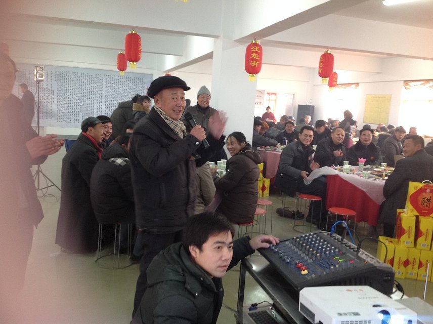 在联谊会上的歌曲给会议推向高潮