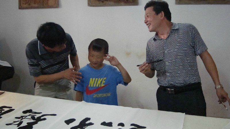 汪硕与兄长汪文新在黄山汪华文化研究会书画院留影