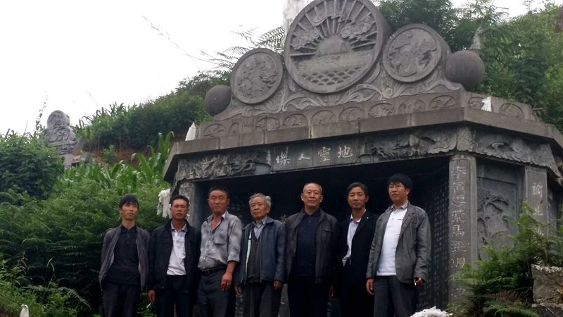在胜三公墓前留影   丘北宗亲:左2为汪永林  左3为汪永刚   右2为汪永政