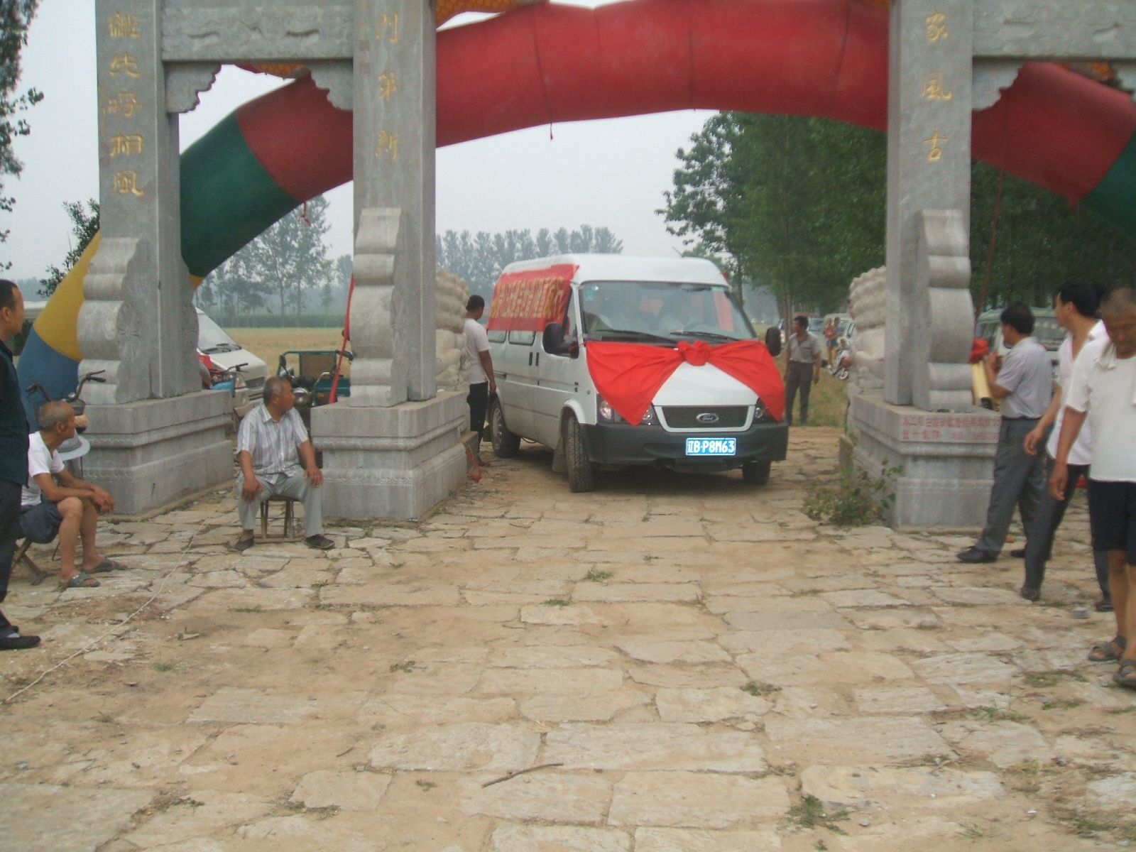 庄严威武的载谱车，从附近村庄巡游后，缓缓驶入会场，宗亲们起立迎接。