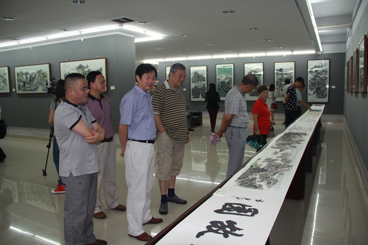梦圆徽州全国百家画黄山学术邀请展嘉宾观展.JPG
