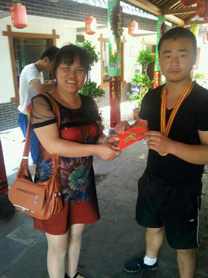 合肥宗亲国红给汪诚奖励