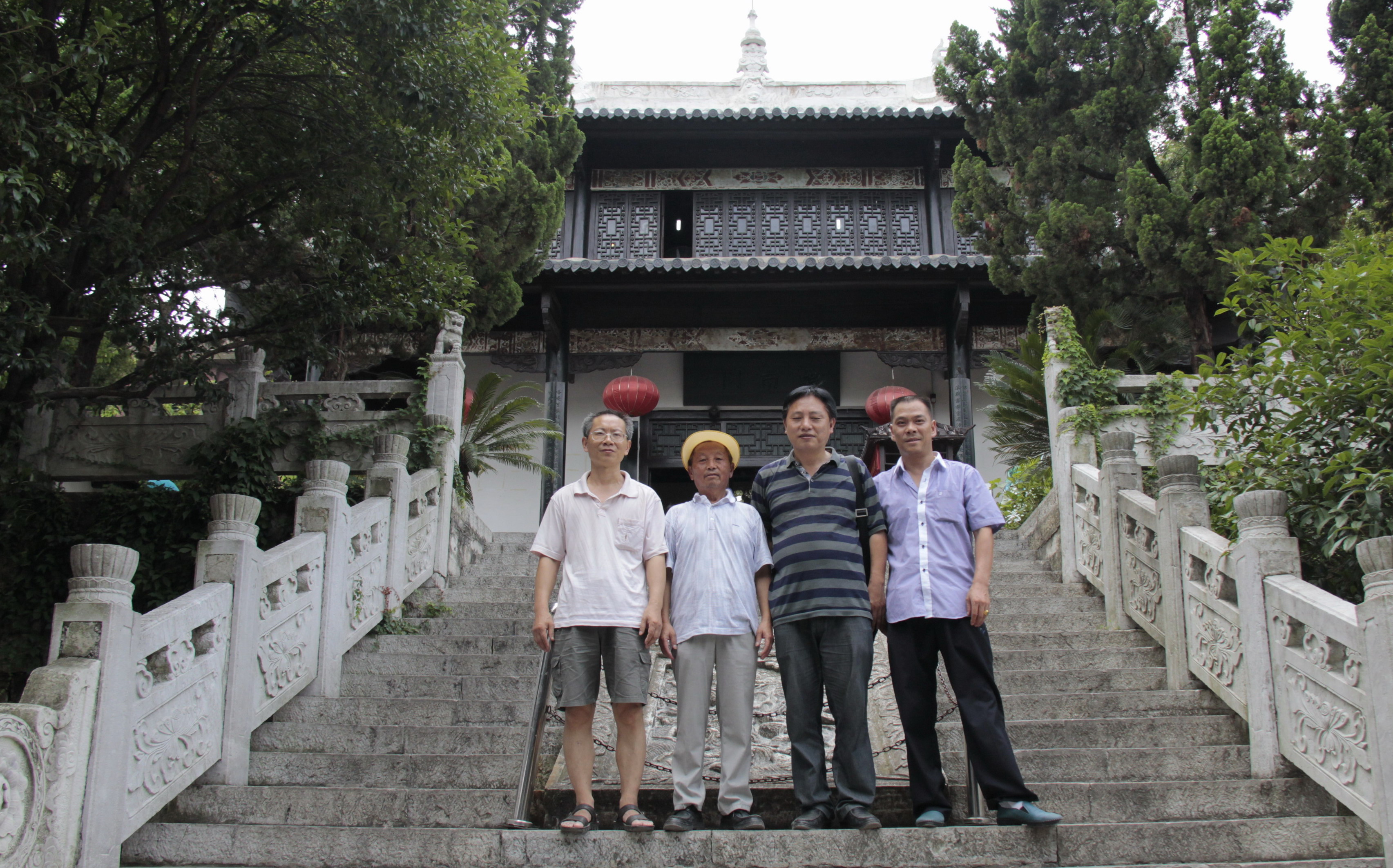 汪广仁、诗明、庆丰、洋海甲秀楼留影