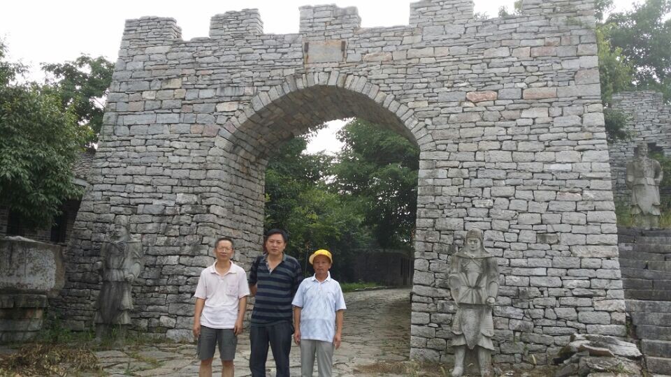 汪广仁、庆丰、诗明古堡留影