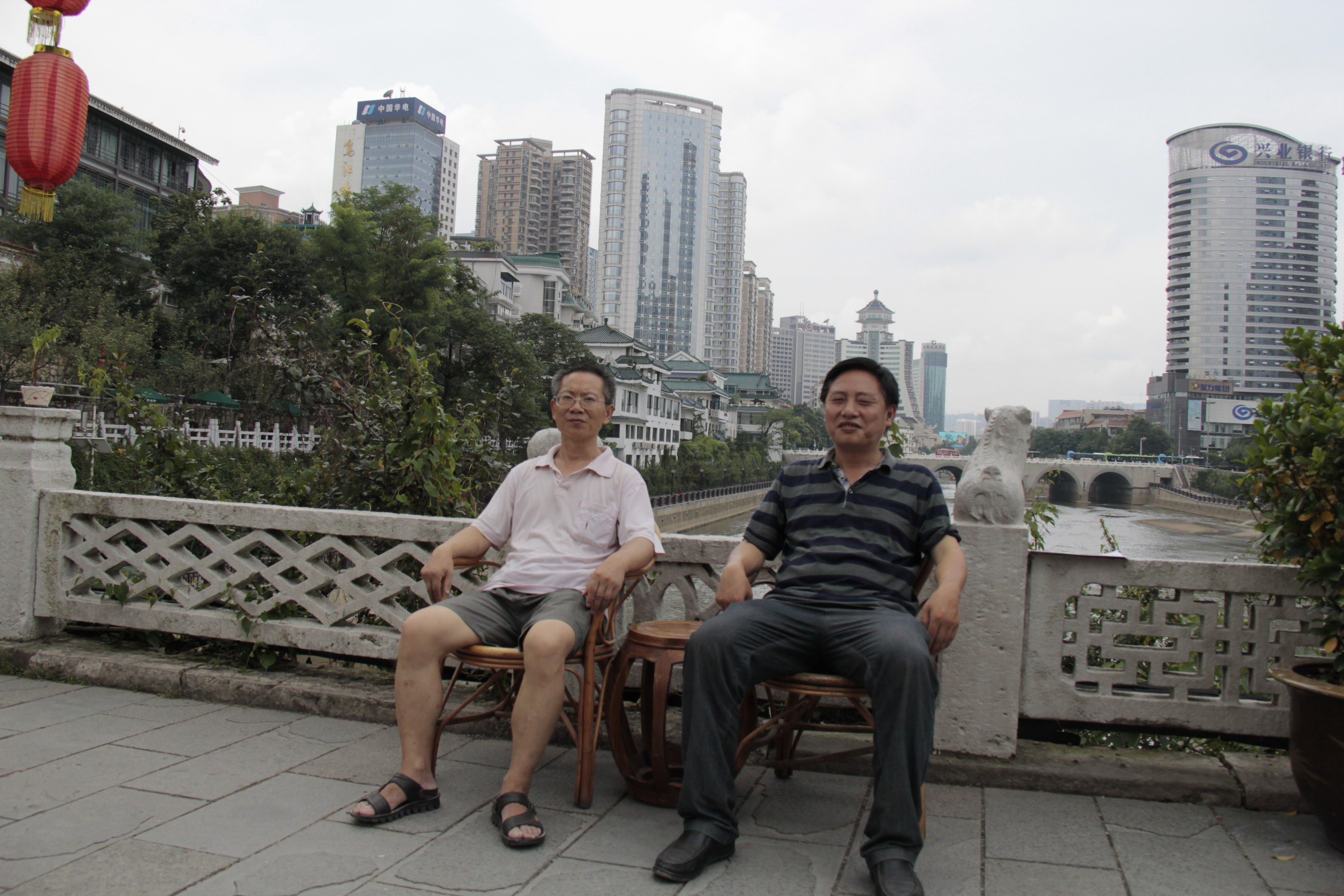 汪广仁、庆丰甲秀楼留影