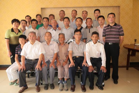 8月17日来张母桥人员合影.jpg