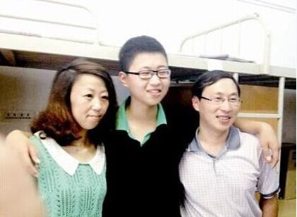 汪逸凡与爸爸妈妈合影