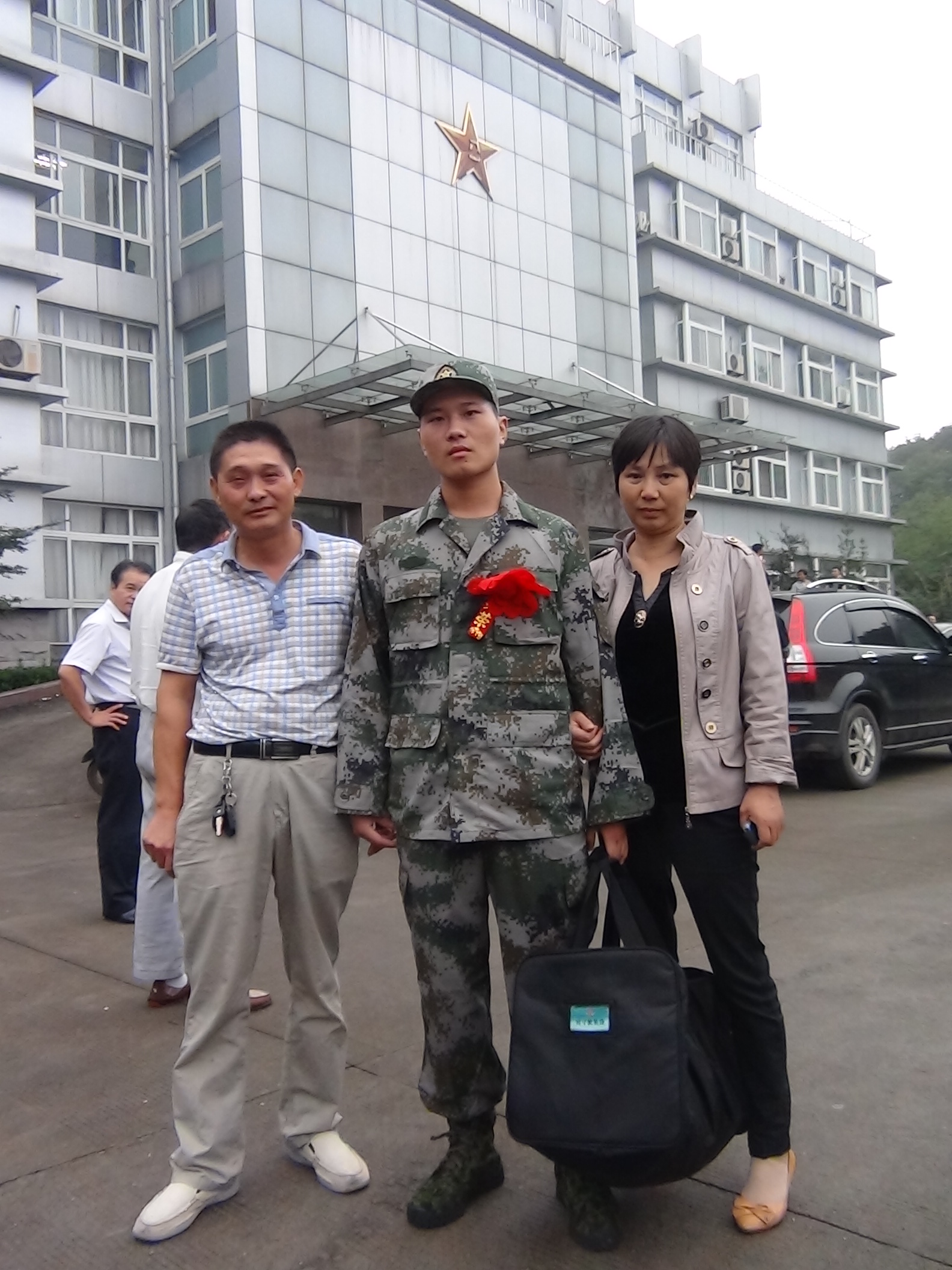 爸爸汪尊国，妈妈储修珍，送儿子去参军。