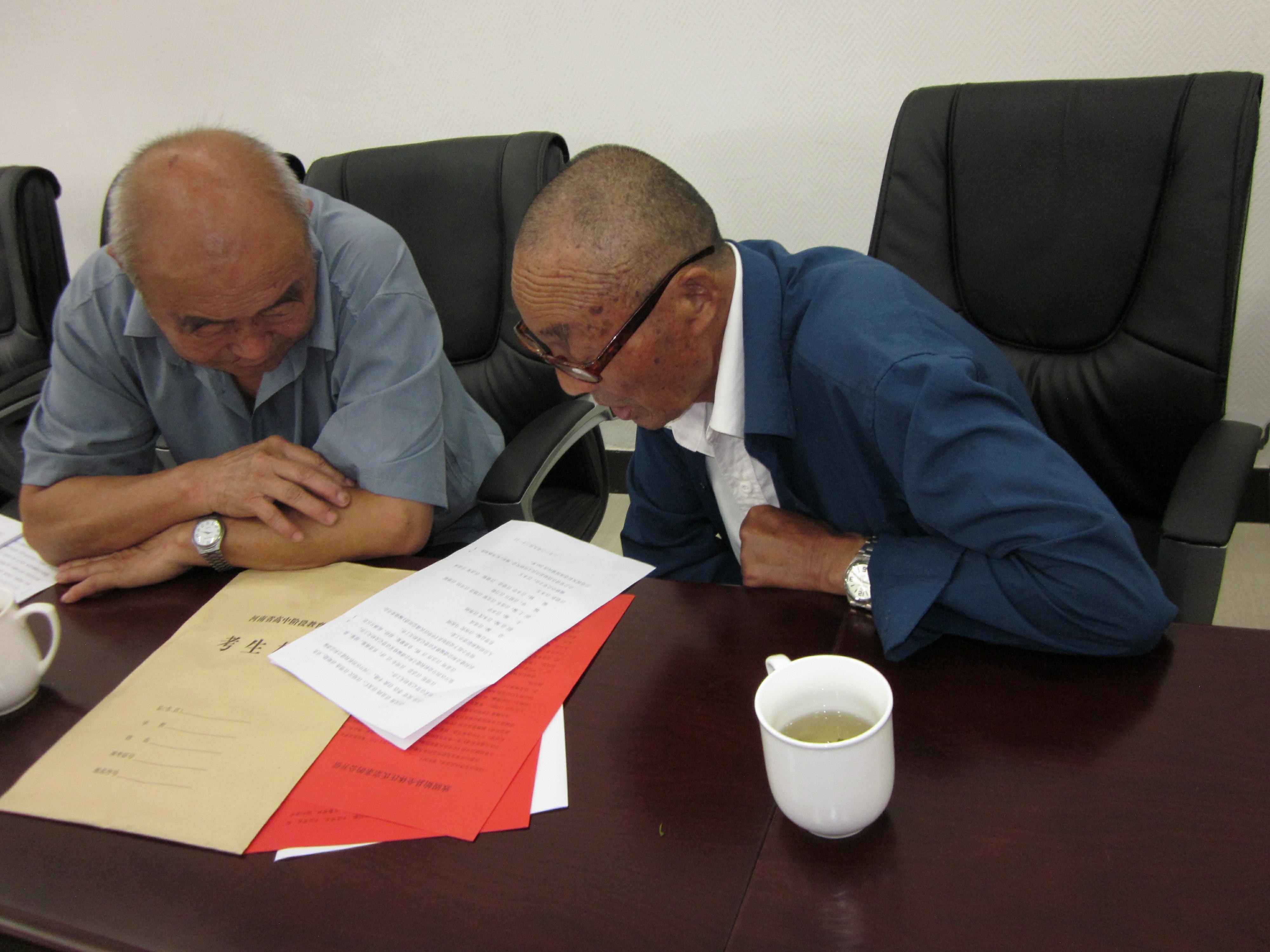 左起汪怡超汪培汉在学习联修通谱方案