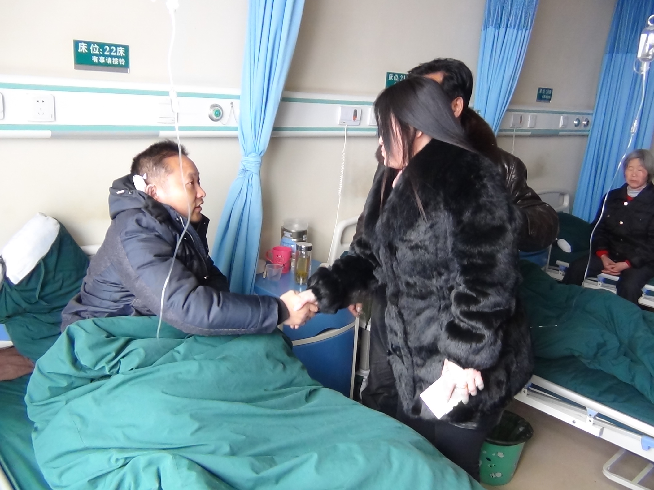 金寨光裕堂代表汪尊富与汪永开握手