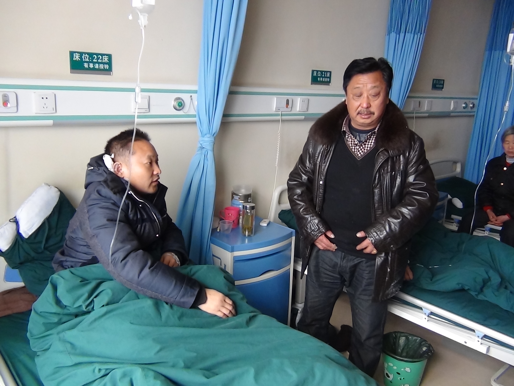 叶集代表汪仁才与汪永开握手