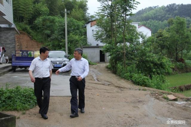 金寨县县委书记汪冬与副县长汪宏涛在乡下落实习总书记精准扶贫全面奔小康工作落实到基层
