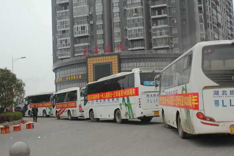 咸宁汪氏宗亲前往徽州祭祖团气势雄伟的车队浩浩荡荡 (2).png