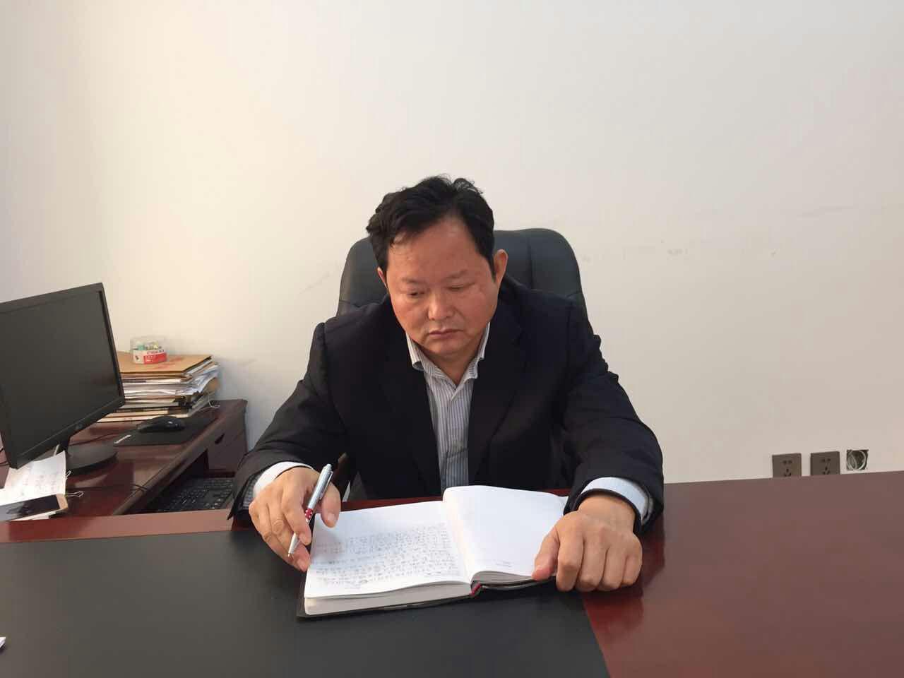 汪泽亚在办公室