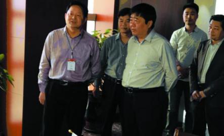 上图：信阳市政协主席冯鸣〔前右〕率市领导视察并指导工作