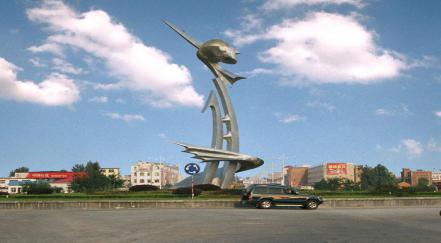 上图：雕塑《飞向二十一世纪》