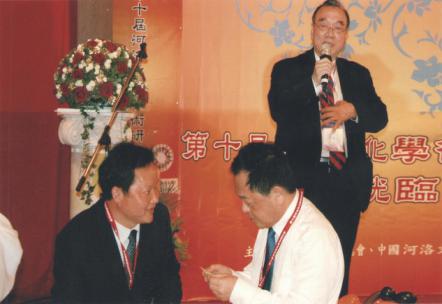 上图：全国政协教科文卫体委员会副主任王全书〔右〕在第十届河洛文化节会议间隙与汪泽亚互赠名片并亲切交谈