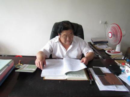 汪流清同志在办公