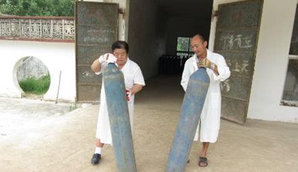 上图：汪流清同志与工人一同装车劳动