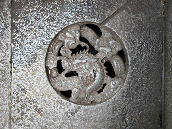 下水道也被雕刻得非常的精美