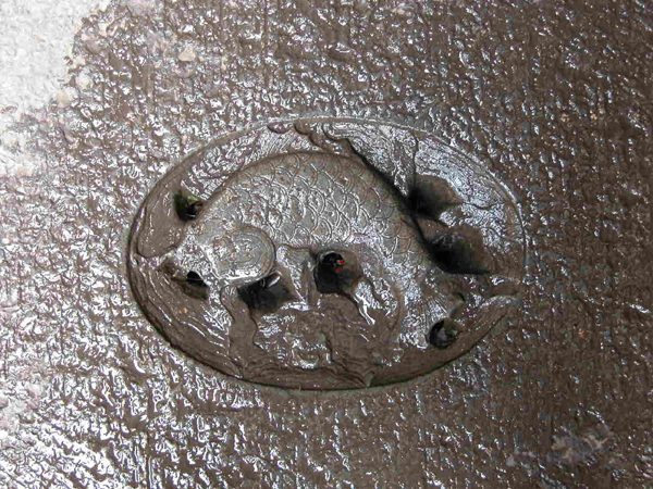 下水道也被雕刻得非常的精美