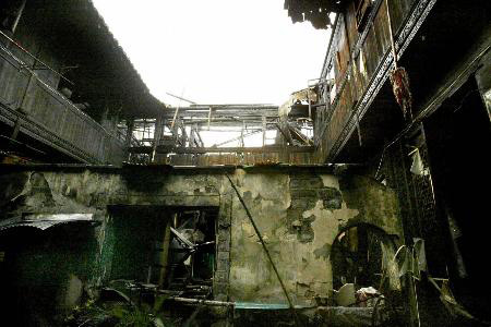 发生火灾后，消防队员在现场抢救