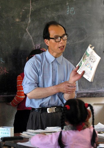 教师汪来九在为学生上语文课。