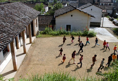 教师汪来九带着学校里的孩子上体育课。