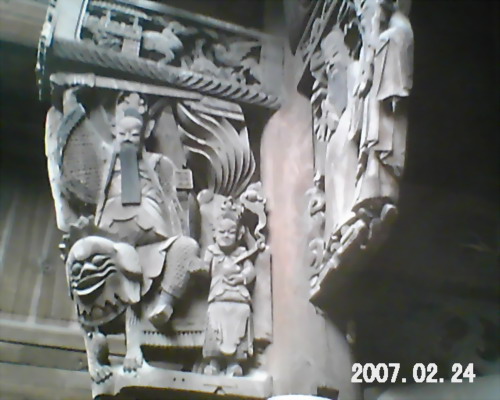 古建筑群里一户人家里的拄上面的雕刻