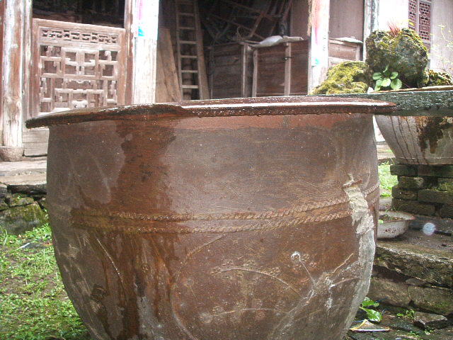 有许多是千斤水缸（这是我家的）