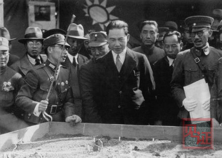 1935年南京举行军事演习，图为行政院长汪精卫在听取军方的汇报