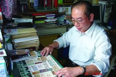 汪士水正在整理心爱的粮票