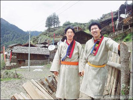 (松潘的原生态歌手仁青、格洛)