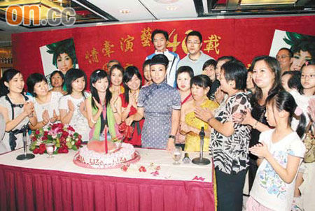 阿姐与百多名影迷庆祝生日