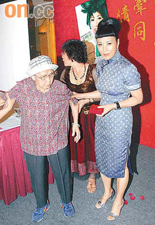 七十多岁老婆婆，是阿姐多年影迷，昨日她由朋友搀扶出席。