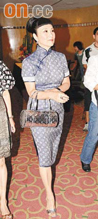 汪明荃自制LV旗袍做六十大寿