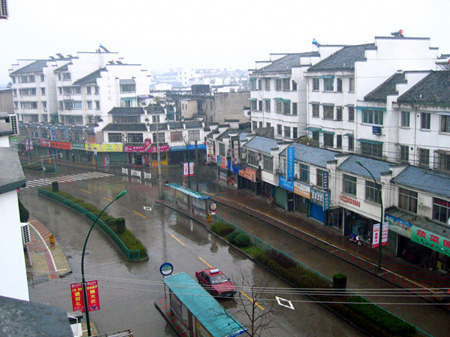 雨中的屯溪市区一角