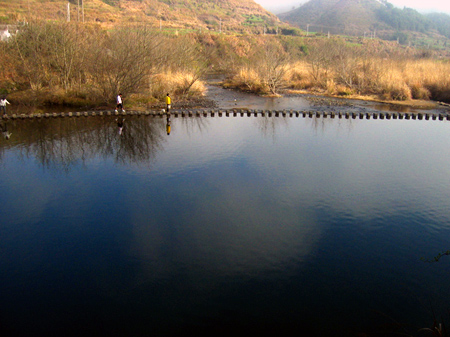 婺源　清华镇彩虹桥下的一条石墩桥