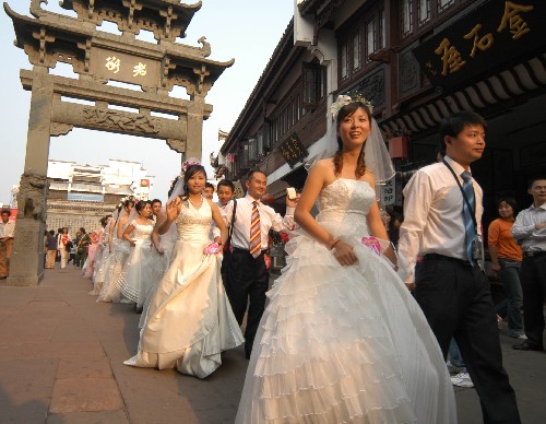 10月5日，来自全国各地的15对新人畅游安徽黄山市屯溪老街，感受徽州古韵。