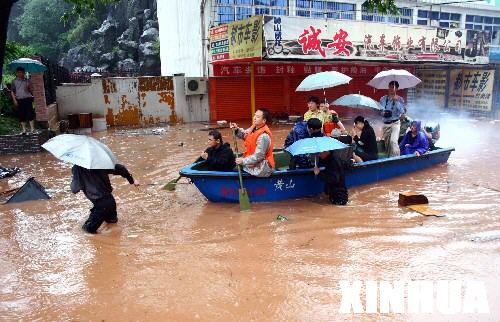5月9日，救援人员营救被水围困的黄山市居民。