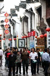 屯溪老街游人如织