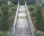 2.墓地前的 33级墓道