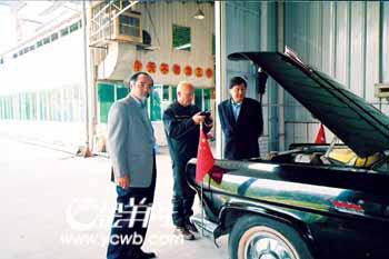 图：这款加长红旗曾是周总理接待尼克松总统的座驾