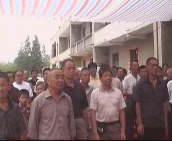 向祖宗牌位行注目礼