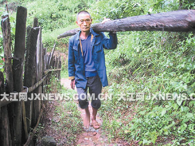 74岁的汪喜根还在独力支撑着这个家。