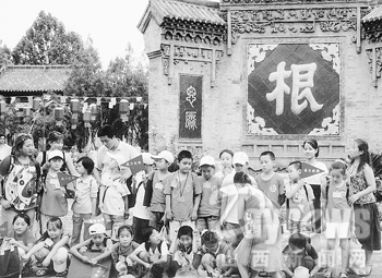 洪洞大槐树吸引众多的游客（图）