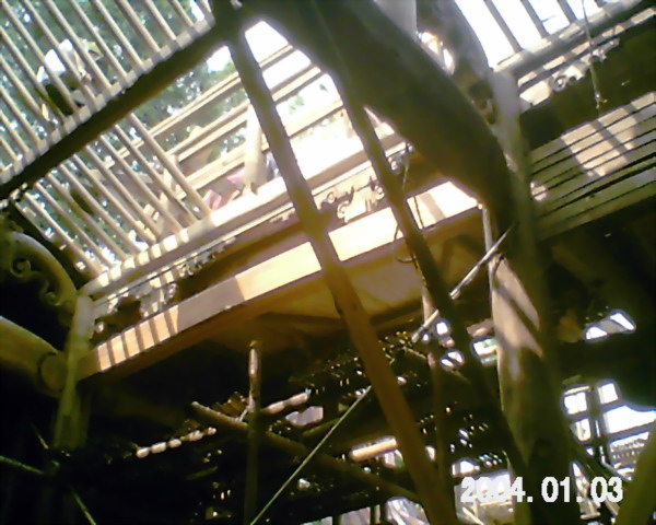 在整体雕刻还没到位之前这些五架三架梁已是比较复杂的了