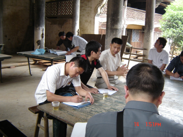 监理经理汪加付很负责的哦！（左一）