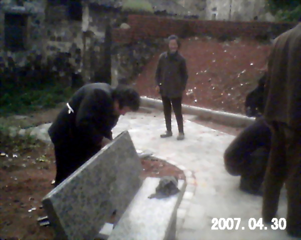 党员邓小庆捐的4条价值3000元的石登今天被按装在休闲广场