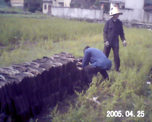 卸下来的瓦也整齐的摆放!也对的起积极性很高的拆房户